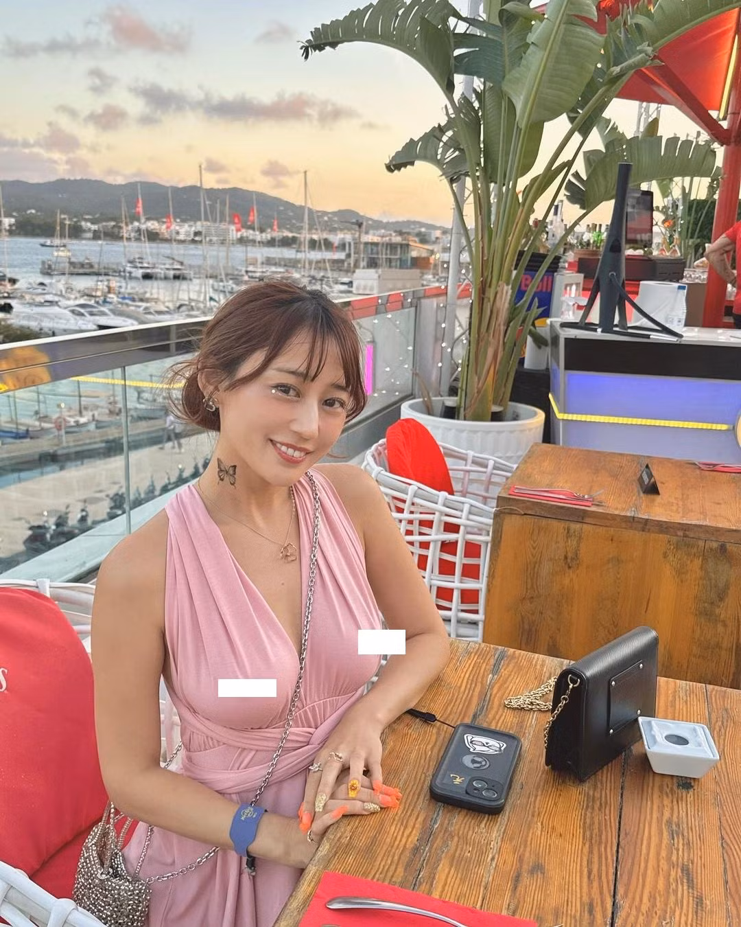 Cô nàng không mặc áo ngực trong bất kì tình huống nào.