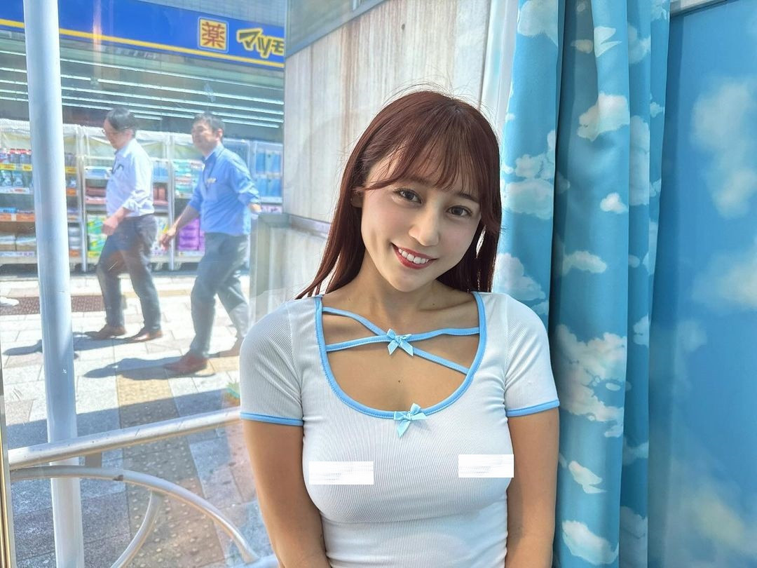 Nhiều người cho rằng không nên mặc đồ bó sát và đi trên đường như vậy, điều này làm tăng nguy cơ bị tội phạm tình dục tấn công.