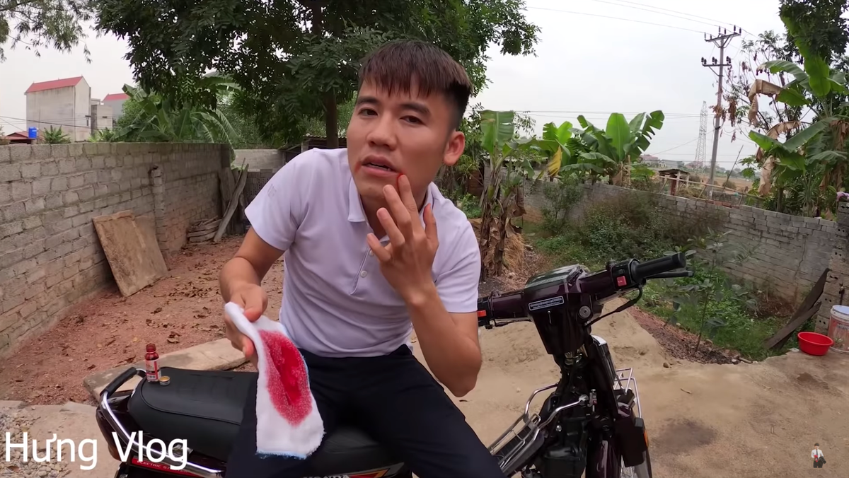 Mới đây, con trai bà Tân Vlog là Hưng Vlog đăng tải clip troll mẹ. Với nội dung giả ho ra máu để lừa mẹ, clip thu hút được một lượng xem khủng chỉ sau vài giờ đăng tải.