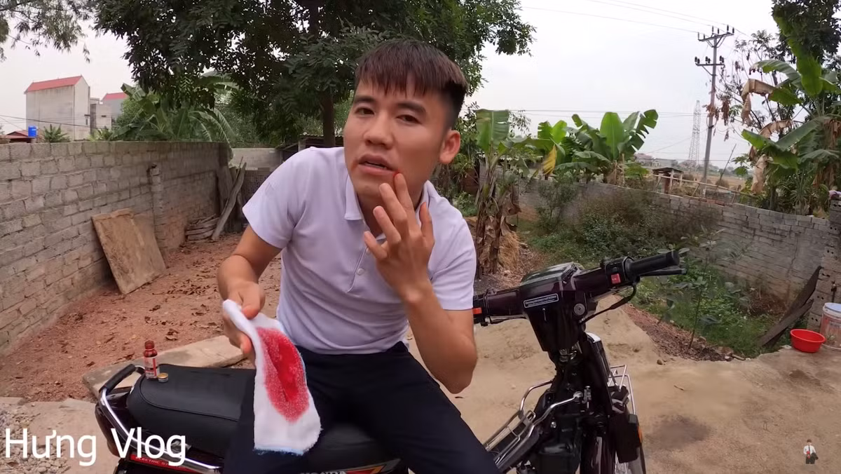 Mới đây, con trai bà Tân Vlog là Hưng Vlog đăng tải clip troll mẹ. Với nội dung giả ho ra máu để lừa mẹ, clip thu hút được một lượng xem khủng chỉ sau vài giờ đăng tải.