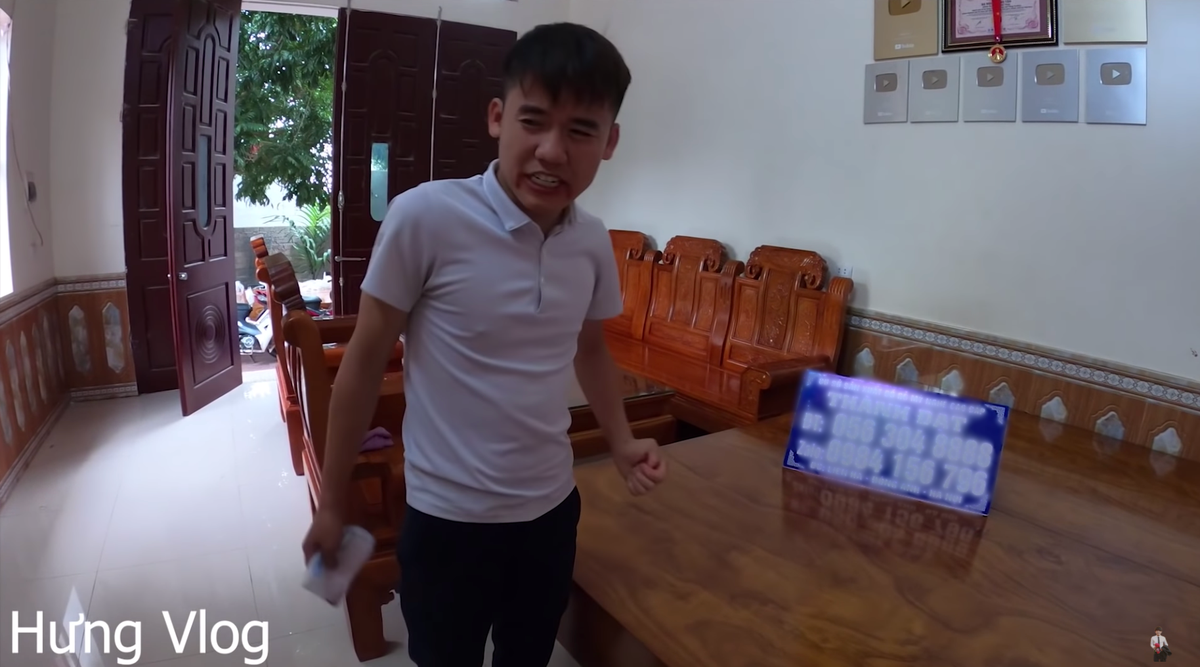 Bên cạnh đó, Hưng Vlog còn bị chỉ trích quảng cáo lố trong clip khi giới thiệu bộ bàn ghế, tủ, sập gỗ mới mua nhưng để luôn tấm bảng thông tin người bán.