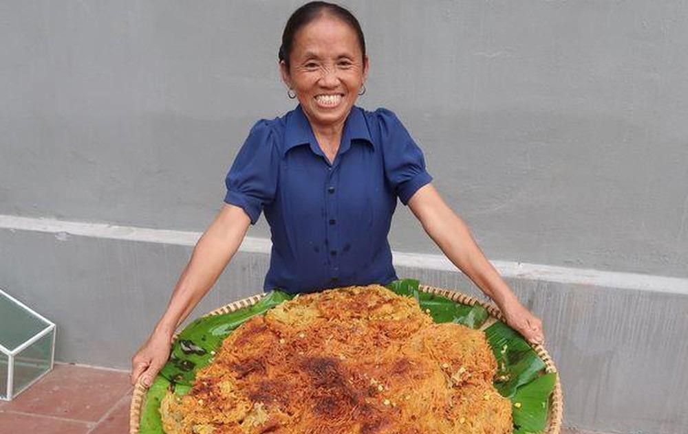 Từng có một thời gian, bà Tân bị dân mạng không tiếc lời chỉ trích vì thực hiện những clip nấu ăn mất vệ sinh.