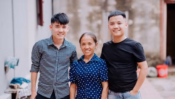 Các clip của cả bà Tân và con trai đều bị đánh giá là một màu, kém sáng tạo, nhàm chán. Thậm chí, nhiều người còn kêu gọi bỏ theo dõi trang cá nhân của người phụ nữ nông thôn này vì những trò quá nhảm của gia đình bà.