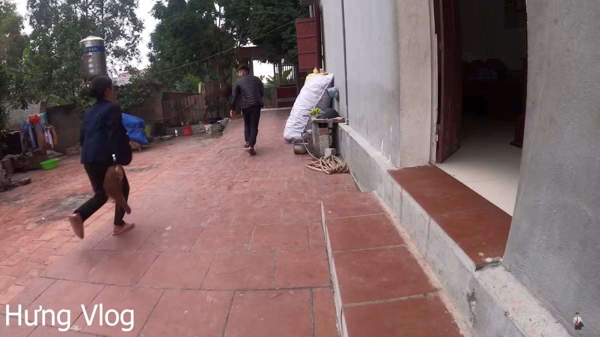 Kết thúc clip vẫn là hình ảnh bà Tân cầm gậy đuổi con trai chạy. Đây là một kết thúc theo dạng "công thức" của Hưng Vlog khiến người xem nhàm chán. Hơn nữa việc anh mang bệnh tật ra đùa cũng bị dân mạng cho rằng "vô duyên", "không có gì vui".