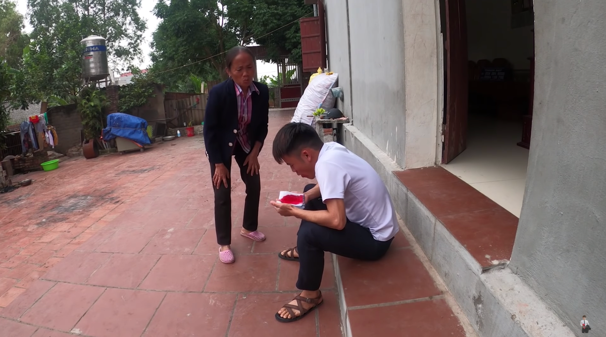 Bên dưới phần bình luận, nhiều người cho biết clip này đã được con trai bà Tân Vlog đăng tải 1 một lần rồi, không hiểu vì lý do gì mà anh lại đăng lên một lần nữa.