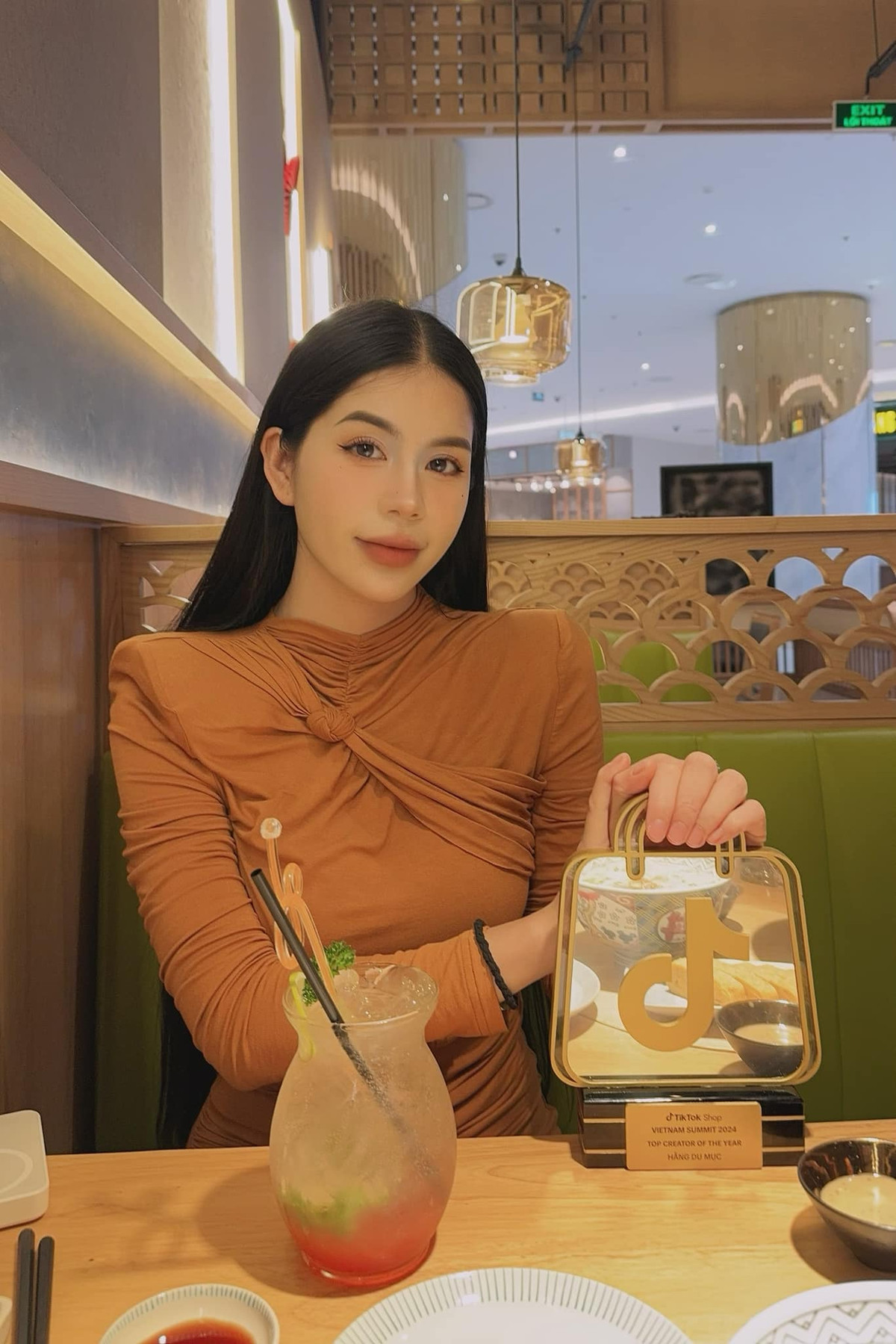 Nữ Tiktoker có lối ăn nói nhẹ nhàng, duyên dáng, khác với nhiều Tiktoker lựa chọn cách livestream hay gào thét, to tiếng trên sóng trực tiếp.