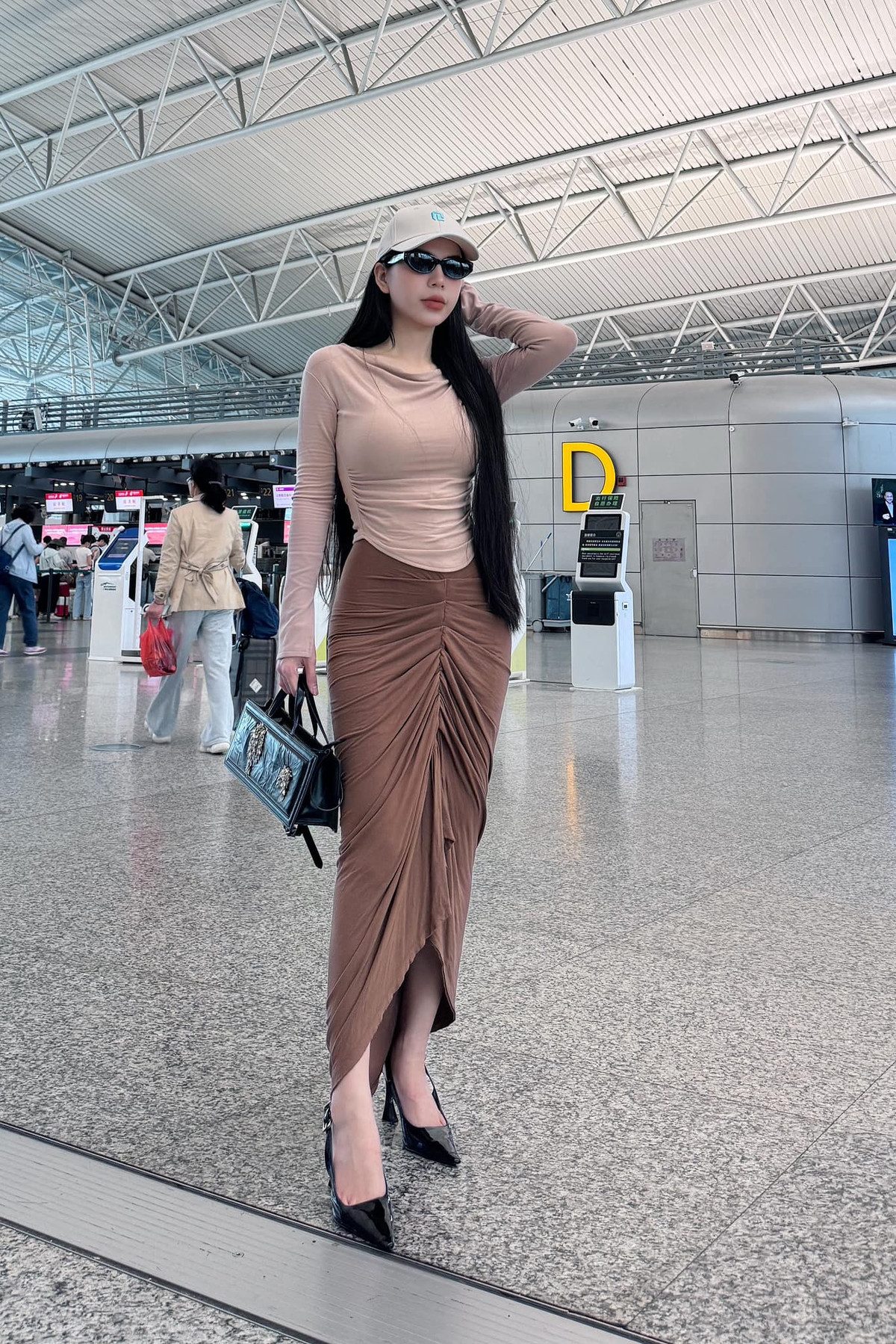 Cô cũng sở hữu sắc vóc chẳng thua kém một người nổi tiếng nào. Dù đã sinh em bé, Hằng vẫn giữ được body vòng nào ra vòng nấy vạn người mê.