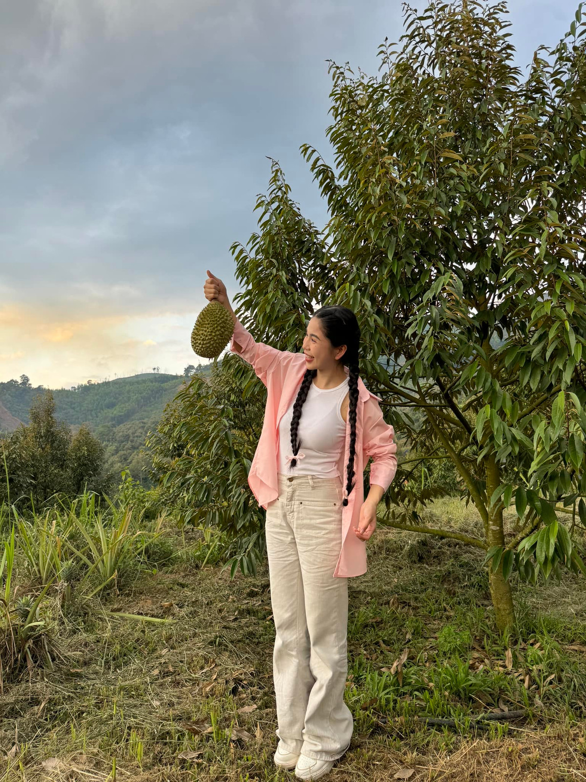 Đôi lúc, cô nàng cũng đăng tải những bức hình tự nhiên như thế này. Cách ăn mặc giản đơn tạo rất nhiều thiện cảm với người đối diện.