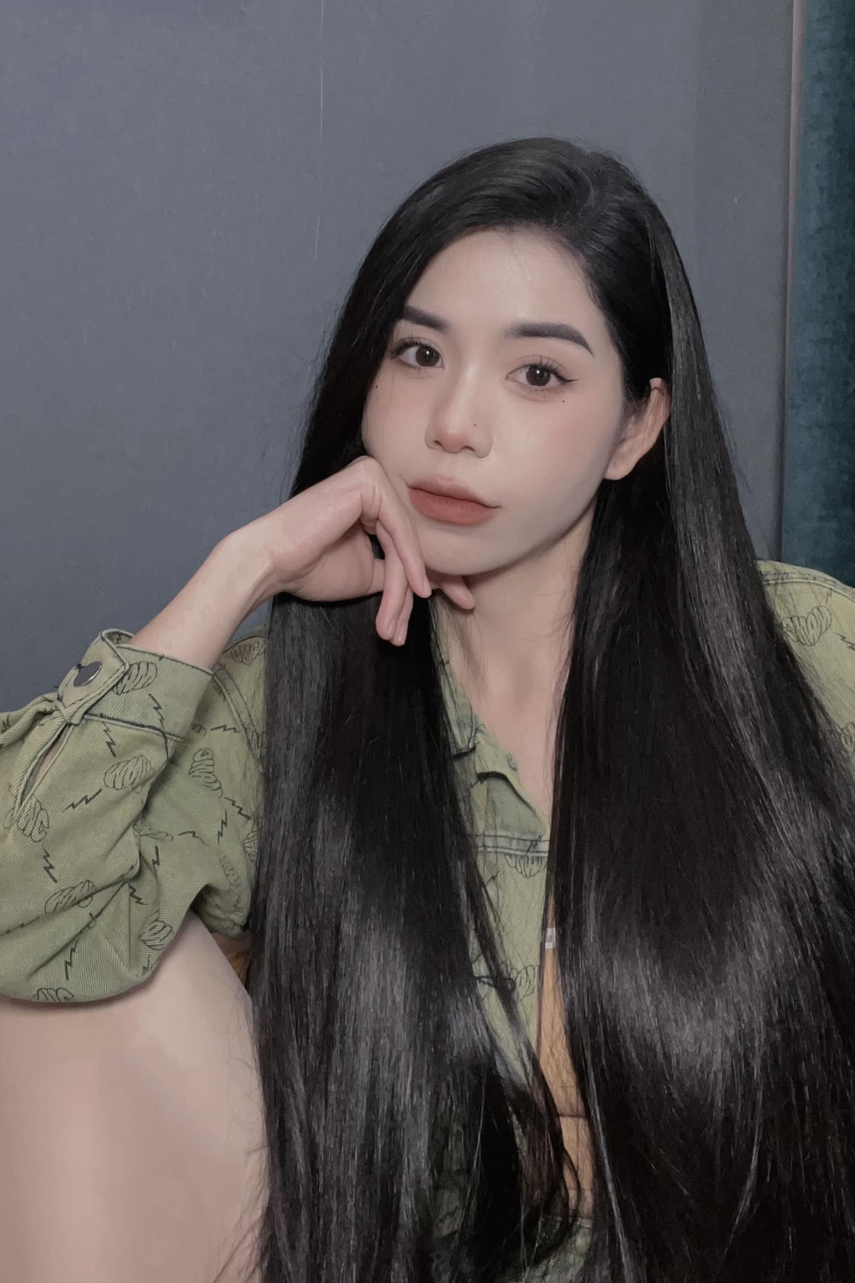 Ngoài ra, cô còn sở hữu mái tóc đáng mơ ước. Tóc của Hằng Du Mục không chỉ siêu dài mà còn rất dày, suôn mượt và đen óng ả.