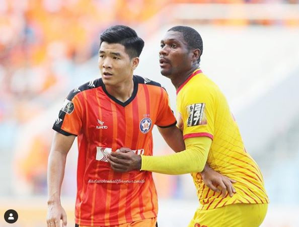 Tiền đạo Hà Đức Chinh còn có biệt danh là Chinh Đen do làn da rám nắng đặc trưng của mình. Anh sinh năm 1997, từng là thành viên U20 Việt Nam tham gia World Cup U20 vào tháng 5 năm 2017 tại Hàn Quốc.