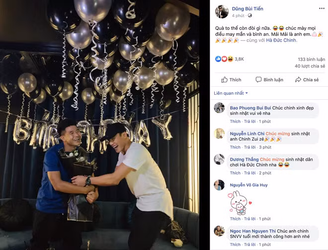 Đồng đội Bùi Tiến Dũng cũng gửi lời chúc cho tiển đạo 22 tuổi trên trang cá nhân. Thủ môn CLB Hà Nội đăng tải tấm hình chụp chung với Đức Chinh kèm lời nhắn: "Quà to thế này còn đòi hỏi gì nữa. Chúc mày mọi điều may mắn và bình an. Mãi mãi là anh em". Ảnh: FBNV.