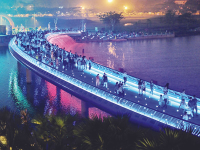 Cầu Ánh Sao đúng như cái tên của mình, nó được lắp hệ thống đèn led trong lòng cầu tượng trưng cho những ngôi sao lấp lánh trải xuyên suốt cây cầu. Cầu Ánh Sao là điểm đến ưa thích của những đôi trai gái trong buổi hẹn hò yêu thương.