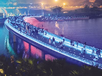 Cầu Ánh Sao đúng như cái tên của mình, nó được lắp hệ thống đèn led trong lòng cầu tượng trưng cho những ngôi sao lấp lánh trải xuyên suốt cây cầu. Cầu Ánh Sao là điểm đến ưa thích của những đôi trai gái trong buổi hẹn hò yêu thương.