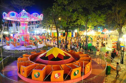 Công viên thỏ trắng là khu vui chơi dành cho thiếu nhi. Tuy nhiên với các đôi bạn vẫn còn yêu nhau kiểu xì-tin thì công viên thỏ trắng là điểm hẹn lý thú. Công viên này được trang hoàng lung linh chẳng kém gì những khu vui chơi trong phim tình cảm Hàn Quốc.