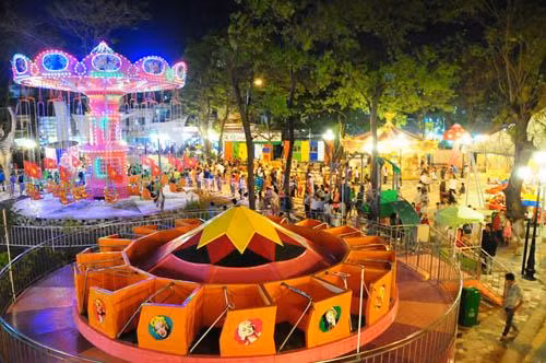 Công viên thỏ trắng là khu vui chơi dành cho thiếu nhi. Tuy nhiên với các đôi bạn vẫn còn yêu nhau kiểu xì-tin thì công viên thỏ trắng là điểm hẹn lý thú. Công viên này được trang hoàng lung linh chẳng kém gì những khu vui chơi trong phim tình cảm Hàn Quốc.