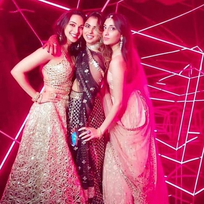 Theo truyền thông Ấn Độ, Kiara được xem như một phần của gia tộc Ambani và thường xuyên xuất hiện trong các sự kiện riêng của gia đình này. Nữ diễn viên cũng thân thiết với Akash - anh trai song sinh của Isha.