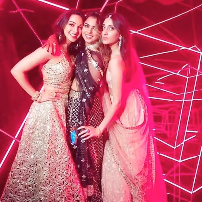 Theo truyền thông Ấn Độ, Kiara được xem như một phần của gia tộc Ambani và thường xuyên xuất hiện trong các sự kiện riêng của gia đình này. Nữ diễn viên cũng thân thiết với Akash - anh trai song sinh của Isha.