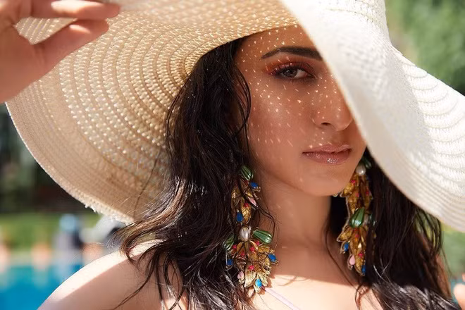 Gắn bó với các thành viên của một trong những gia đình giàu có và quyền lực nhất thế giới, Kiara từng nhận được nhiều câu hỏi xung quanh họ. Tại chương trình The Kapil Sharma Show, nữ diễn viên bất ngờ được hỏi thực hư việc người nhà Ambani không mặc 1 bộ trang phục tới lần thứ 2. Luôn tôn trọng cuộc sống riêng tư của gia đình bạn thân, Kiara đáp lại bằng câu đùa: “Anh sẽ khiến tôi gặp rắc rối đấy”.