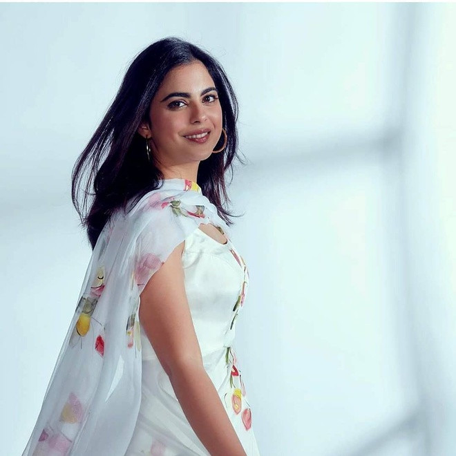 Về phần Isha Ambani, cô cũng hiếm khi chia sẻ về cuộc sống và các mối quan hệ cá nhân vì muốn giữ sự riêng tư. Người thừa kế của tỷ phú giàu nhất châu Á từng cho biết từ nhỏ đến lớn, cô không bao giờ cảm thấy khác biệt so với các bạn cùng lớp. Trong thời gian du học tại Mỹ, Isha thừa nhận mình chỉ là một sinh viên không hề có tiếng tăm.