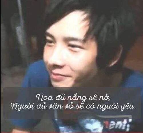 Tuấn cho biết thêm, từ khi xuất hiện clip trên mạng, cuộc sống của anh bị xáo trộn rất nhiều. Cụ thể khi đến nơi làm việc, có quá nhiều người hỏi han về chuyện tình nên anh đã xin nghỉ vì cảm thấy ngại ngùng. Nhắc đến Hương – cô gái làm trái tim Tuấn thổn thức 5 năm trước, anh khẽ cười: “Mình nghe nói cô ấy đã lập gia đình, còn mình thì vẫn… độc thân”.