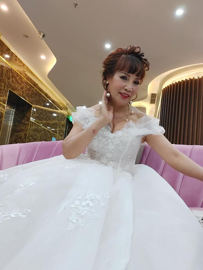Trong mỗi lần xuất hiện, người chồng trẻ của chị Thu Sao luôn luôn ủng hộ vợ đi làm đẹp và cưng chiều hết mực.