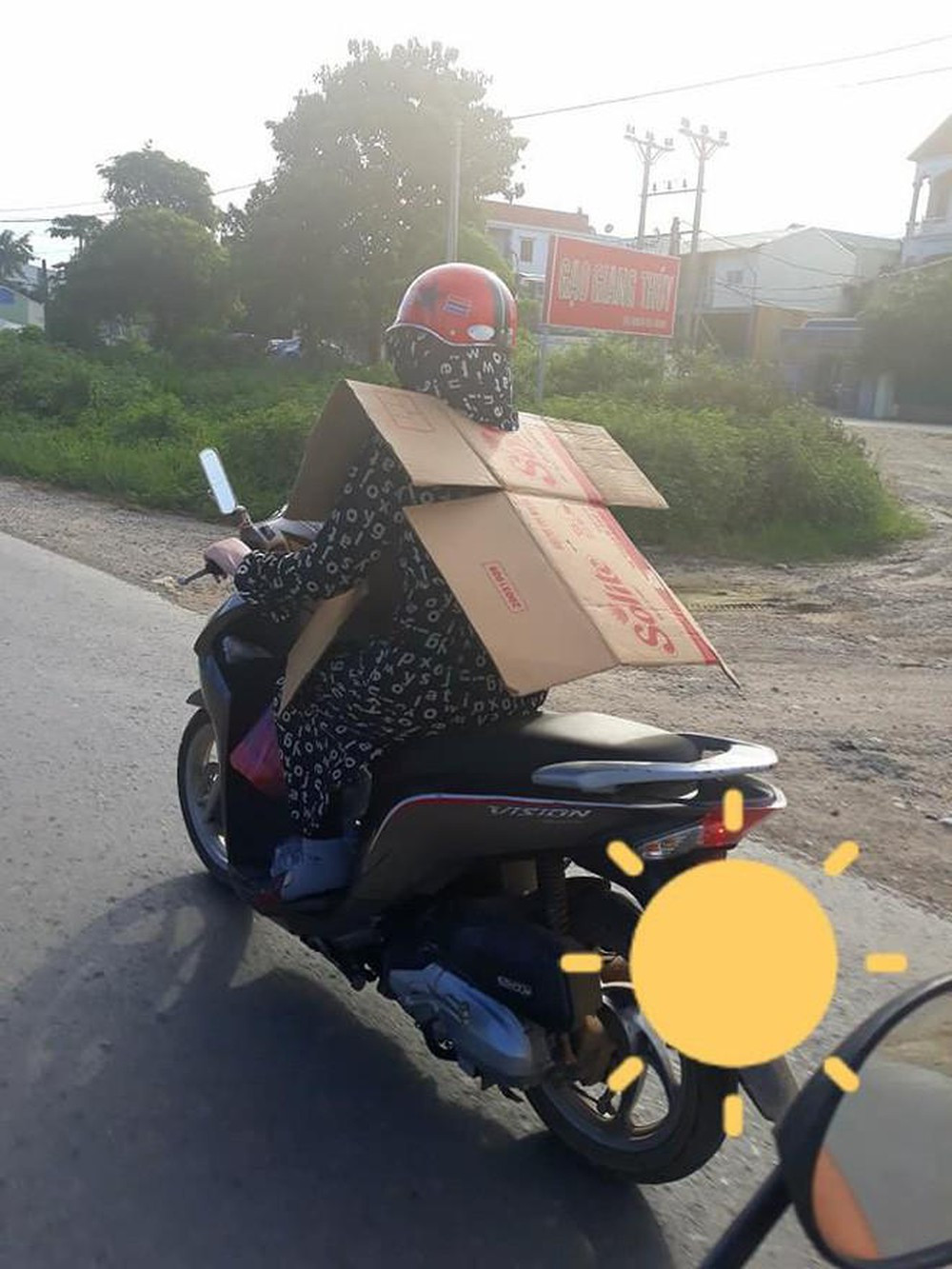 Chuẩn bị mọi hành trang đầy đủ khi đi ra đường, bìa các tông vẫn là lựa chọn hoàn hảo nhất khi Hà Nội nắng nóng kéo dài.