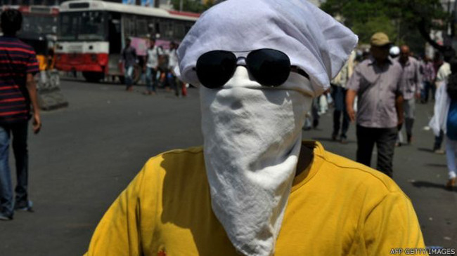 Ra đường che chắn kiểu này thì không lo ai nhận ra mình.