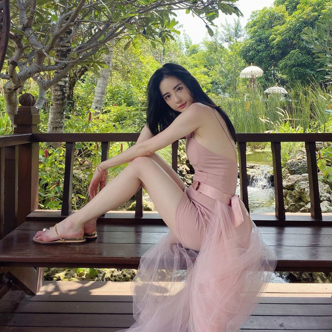 Sau khi nổi tiếng trên mạng xã hội, hot girl 31 tuổi liên tục dính phốt, từ chỉnh sửa ảnh quá đà đến đời sống tình cảm ồn ào. Cuối năm 2019, Seo Jin lộ ảnh chụp lén trên phố với ngoại hình bình thường, đặc biệt đôi chân không "dài miên man" như trên ảnh. Sau đó, 8X cũng liên tục dính tin đồn cặp kè với các đại gia, bị tố là người thứ 3 trên mạng xã hội.