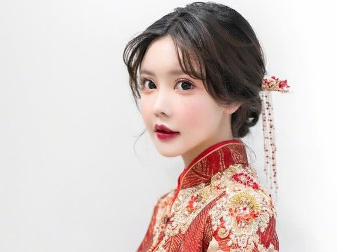 Hàn An Nhiễm (21 tuổi, sống tại Trung Quốc) là hot girl nổi lên từ chương trình truyền hình thực tế X-Change. Cô thu hút sự quan tâm của dân mạng khi chia sẻ từng chi khoản tiền lớn phẫu thuật thẩm mỹ toàn bộ gương mặt 33 lần.