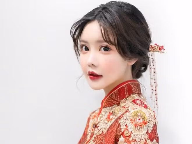 Hàn An Nhiễm (21 tuổi, sống tại Trung Quốc) là hot girl nổi lên từ chương trình truyền hình thực tế X-Change. Cô thu hút sự quan tâm của dân mạng khi chia sẻ từng chi khoản tiền lớn phẫu thuật thẩm mỹ toàn bộ gương mặt 33 lần.