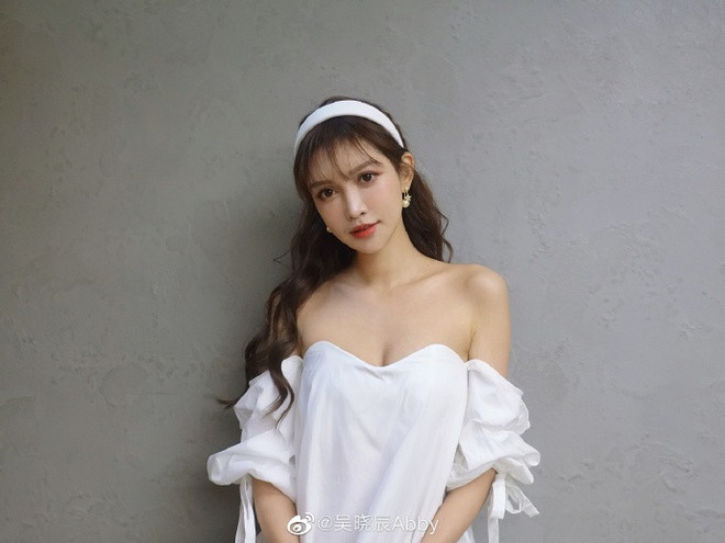 Ngô Hiểu Thần được nhiều người biết đến khi đoạt giải trong một cuộc thi người mẫu tại Trung Quốc vào năm 2016. Hot girl nổi danh trên mạng nhờ sở hữu gương mặt xinh đẹp cùng thân hình lý tưởng.