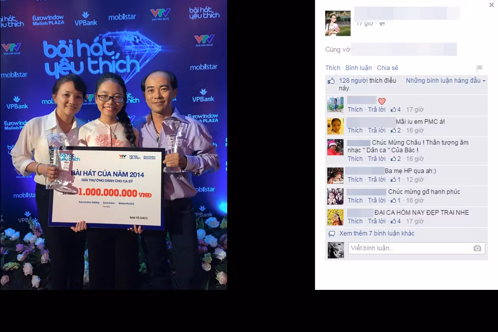 Phương Mỹ Chi vui vẻ nhận giải bên người thân và bức ảnh cũng được cư dân mạng hết sức quan tâm.