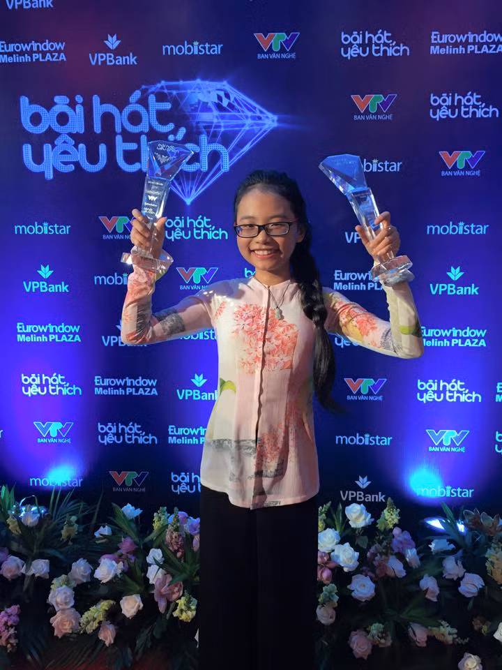 Phương Mỹ Chi tỏ ra rất vui mừng với giải thưởng mình vừa nhận được.