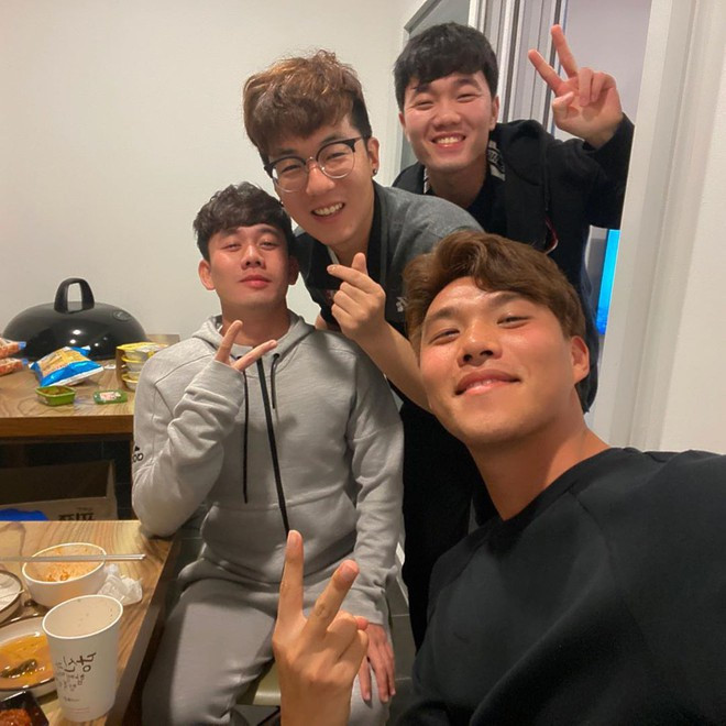 Tháng 11/2019, đồng đội của Xuân Trường tại HAGL là Minh Vương sang Hàn Quốc thăm anh. Đến tháng 1/1/2019, anh lại đón tiếp vợ chồng trung vệ Bùi Tiến Dũng - Khánh Linh sang thăm.