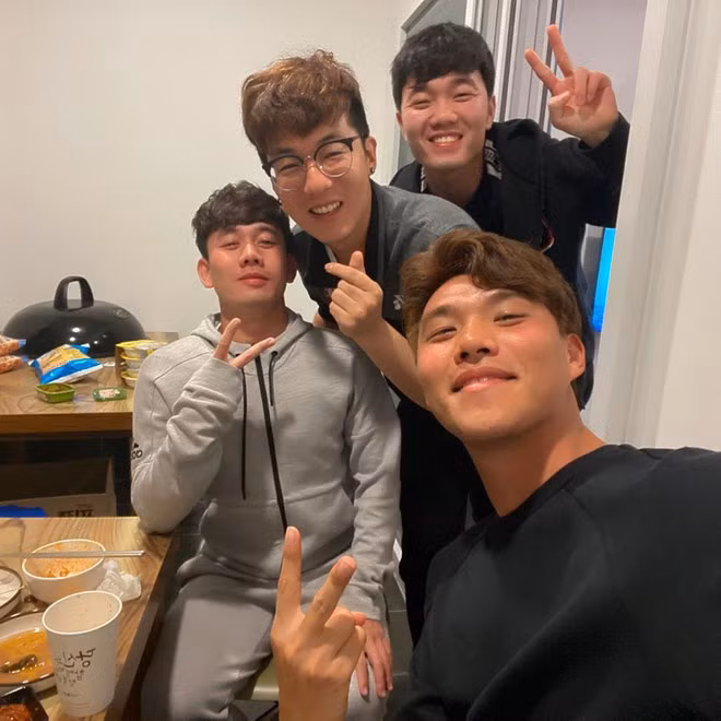 Tháng 11/2019, đồng đội của Xuân Trường tại HAGL là Minh Vương sang Hàn Quốc thăm anh. Đến tháng 1/1/2019, anh lại đón tiếp vợ chồng trung vệ Bùi Tiến Dũng - Khánh Linh sang thăm.