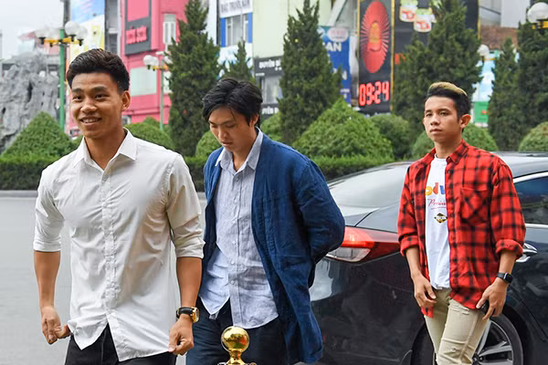 Không chỉ Xuân Trường, rất nhiều cầu thủ của lứa U23 Việt Nam ở Thường Châu 2 năm trước cũng có mặt để chúc phúc cho đồng đội. Trong khi chú rể đang làm lễ hỏi ở bên trong thì phía ngoài, Văn Thanh, Hồng Duy, Văn Toàn, Tuấn Anh chiếm hết spotlight phía ngoài.