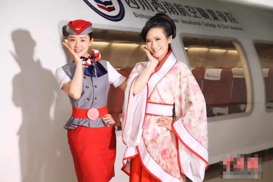 Theo giáo viên chủ nhiệm của những nữ sinh này giới thiệu: một vài người trong số họ có thành tích chuyên môn ưu tú, tham gia rất nhiều cuộc tranh tài, giành được rất nhiều giải thưởng, trở thành niềm tự hào, biểu tượng hướng tới ở trường, con đường tương lai rất rộng mở.