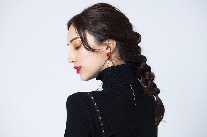 Pamela Asahi (sinh năm 1991) là một trong những bông hồng lai mang trong mình 3 dòng máu Nhật - Mỹ - Canada đang được chú ý tại Nhật Bản với sự nghiệp người mẫu. Cô là gương mặt khá quen thuộc của các nhãn hàng nội y và thời trang sexy.