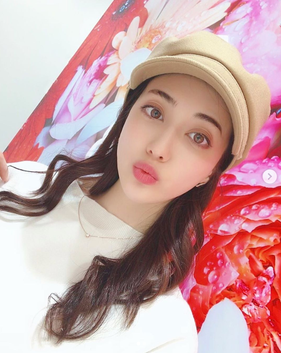 Bên cạnh làm người mẫu, cô nàng còn là gương mặt thương hiệu cho một số nhãn hàng tại Nhật Bản. Hiện, Asahi đang là người mẫu độc quyền của tạp chí thời trang Glitter.