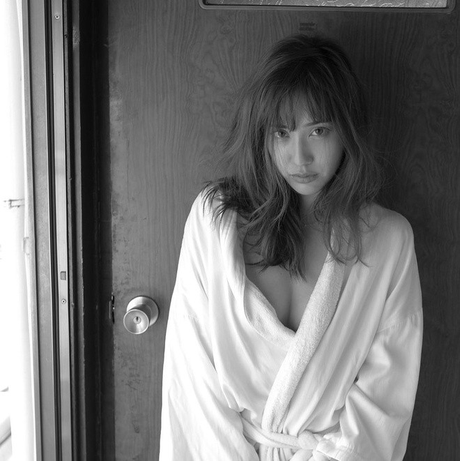 Trang Instagram cá nhân của người mẫu sexy Nhật Bản hiện đang sở hữu hơn 73.000 lượt theo dõi. Cô nàng không chỉ được yêu mến ở xứ sở hoa anh đào mà còn là thần tượng của rất nhiều bạn trẻ tại một số nước châu Á như Trung Quốc, Hàn Quốc,....