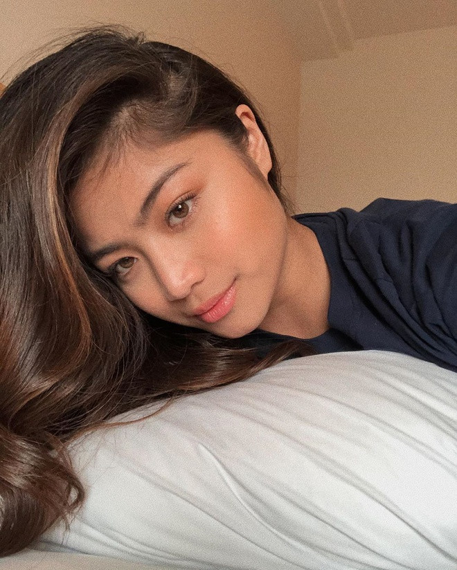 Khác với sự mạnh mẽ, tập trung và quyết tâm cao độ trên sàn đấu, Pauline lại sở hữu nhan sắc ngọt ngào, quyến rũ.