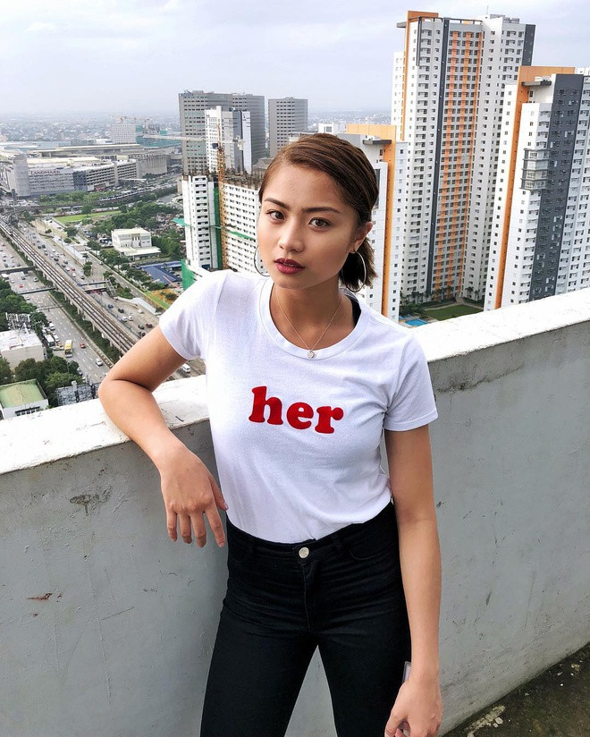 Vì luyện tập thể thao nên Pauline có phong cách ăn mặc trẻ trung, gọn gàng và khoẻ khoắn.