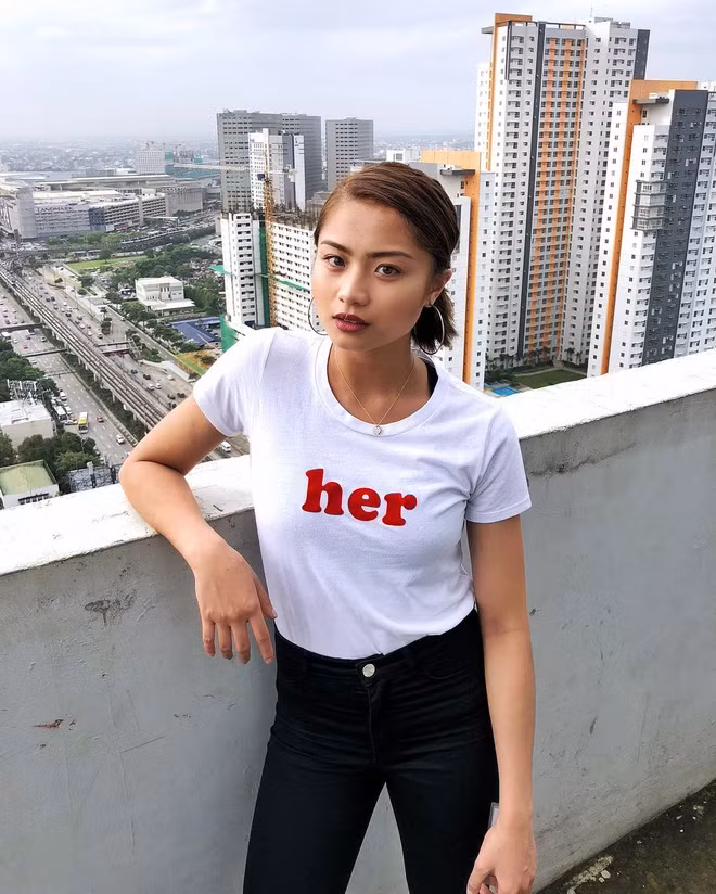 Vì luyện tập thể thao nên Pauline có phong cách ăn mặc trẻ trung, gọn gàng và khoẻ khoắn.