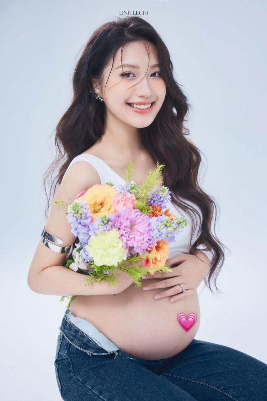 Điều đặc biệt là phụ nữ khi mang thai thường có tình trạng tăng cân, thế nhung Hải My chỉ thay đổi ở phần bụng, còn lại vẫn thon gọn, sắc vóc không thay đổi nhiều.