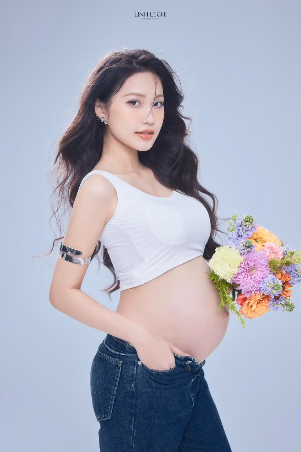 Bà xã nam cầu thủ muốn ghi lại khoảnh khắc mang thai đẹp đẽ lần đầu trong đời nên không ngại thay đổi nhiều trang phục để có những shot hình xinh nhất.