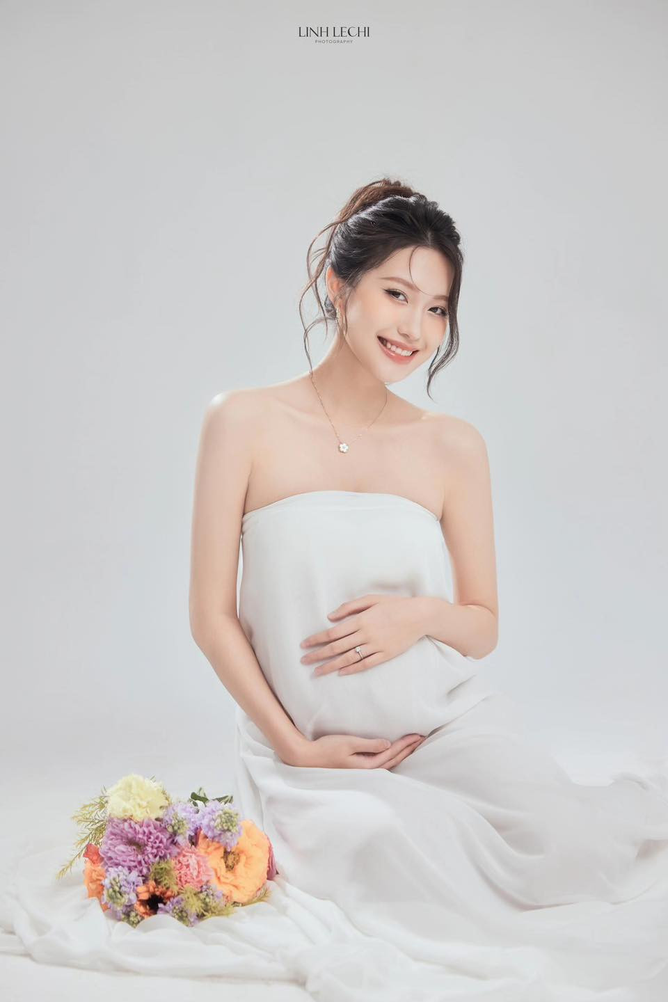 Thời điểm cặp đôi tổ chức hôn lễ hồi tháng 11/2023, mạng xã hội lan truyền thông tin bắt gặp Đoàn Văn Hậu đưa vợ đi khám ở khoa sản phụ khoa tại một bệnh viện ở Hà Nội. Tại đám cưới, khách mời đến dự cũng khẳng định cặp đôi có tin vui khi nghe đại diện gia đình phát biểu chúc cô dâu chú rể sớm sinh em bé.