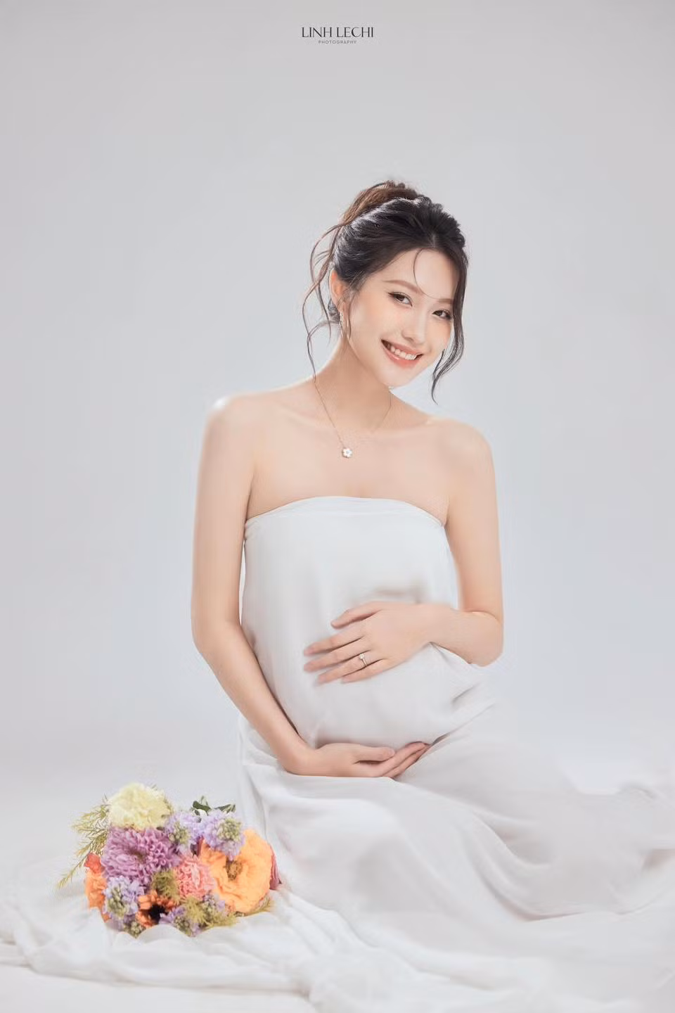 Thời điểm cặp đôi tổ chức hôn lễ hồi tháng 11/2023, mạng xã hội lan truyền thông tin bắt gặp Đoàn Văn Hậu đưa vợ đi khám ở khoa sản phụ khoa tại một bệnh viện ở Hà Nội. Tại đám cưới, khách mời đến dự cũng khẳng định cặp đôi có tin vui khi nghe đại diện gia đình phát biểu chúc cô dâu chú rể sớm sinh em bé.