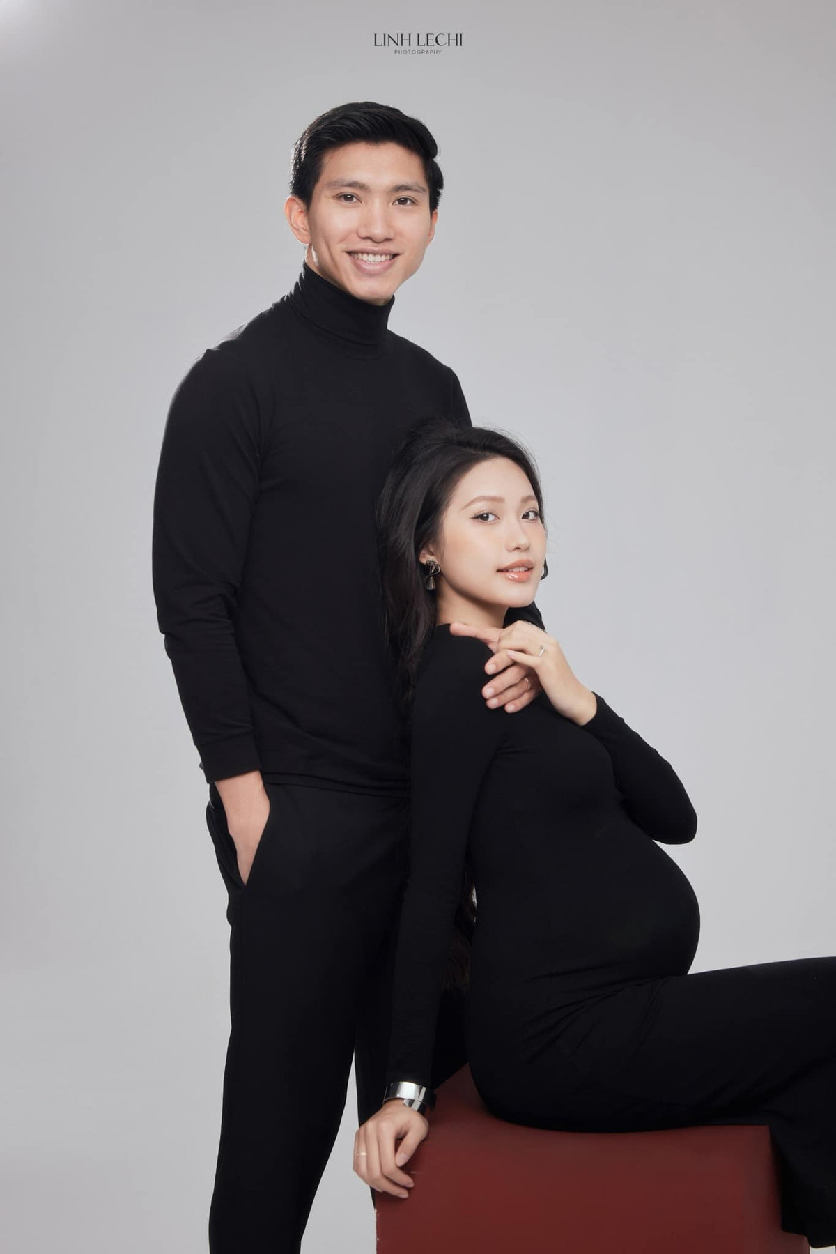 Doãn Hải My thoải mái diện đồ ôm sát, khoe trọn vòng 2 nay đã to tròn "vượt mặt", bên cạnh ông xã Đoàn Văn Hậu cũng không giấu nổi niềm vui khi lần đầu được làm bố.