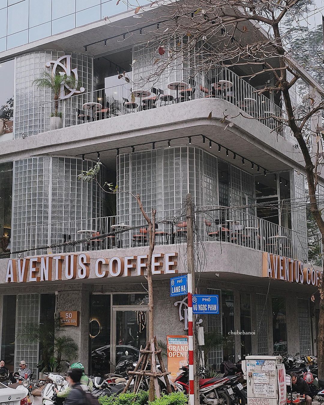 Theo tìm hiểu, quán cafe để nhân viên nam ăn mặc có phần hơi quá lố này mới khai trương gần đây