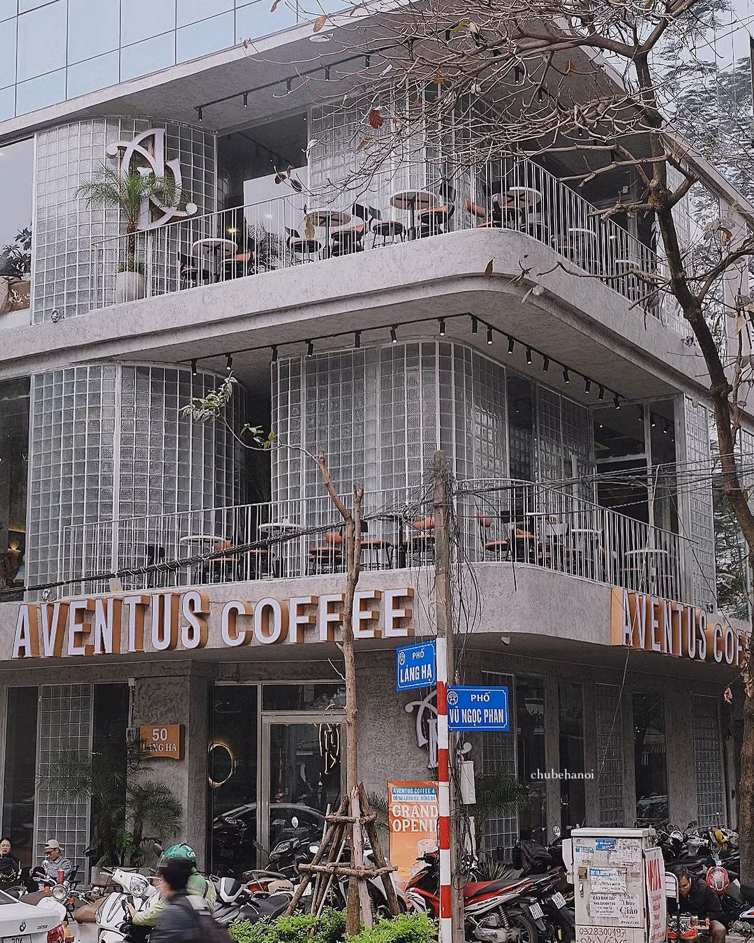 Theo tìm hiểu, quán cafe để nhân viên nam ăn mặc có phần hơi quá lố này mới khai trương gần đây